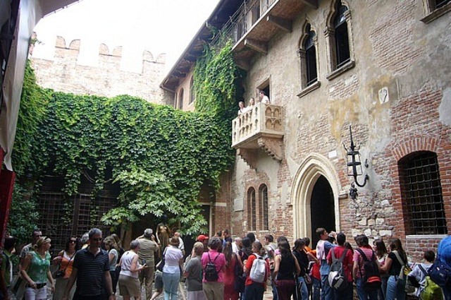 6-1257370841-1 verona-juliet-s-house3