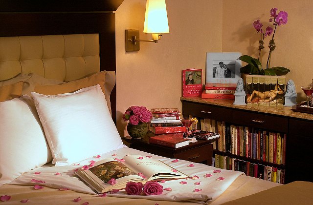 LibraryHotelLove 80110616x9