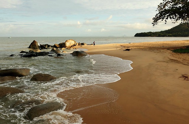 pantai pasir panjang singkawang