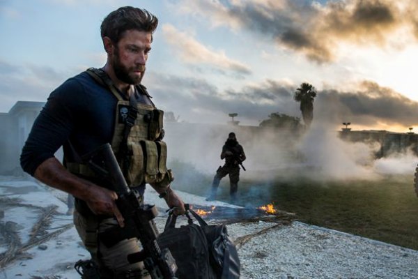 John Krasinski berperan sebagai Jack Da Silva dalam 13 Hours : The Secret Soldiers of Benghaz