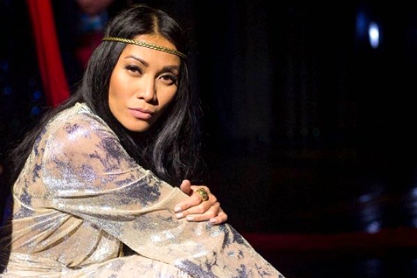 Anggun merasa tersentuh menyaksikan penampilan kontestan yang menyanyikan lagunya yang bahasa Indonesia di panggung The Voice France | instagram @anggun_cipta