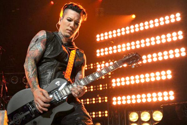 DJ Ashba menolak gabung dalam tur reuni Guns N' Roses | rollingstone.com