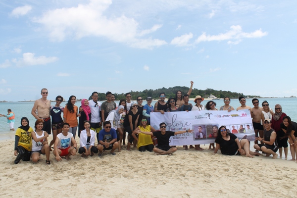 Peserta Explore Nusantara foto bersama dengan latar keindahan Pulau Pasir