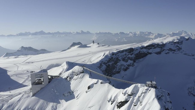 DJ Prancis Tampil Di Puncak Gunung Swiss