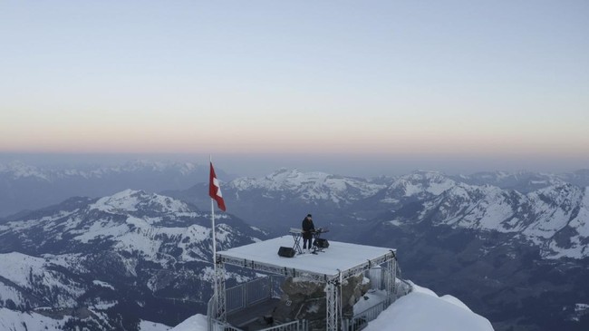 DJ Prancis Tampil Di Puncak Gunung Swiss