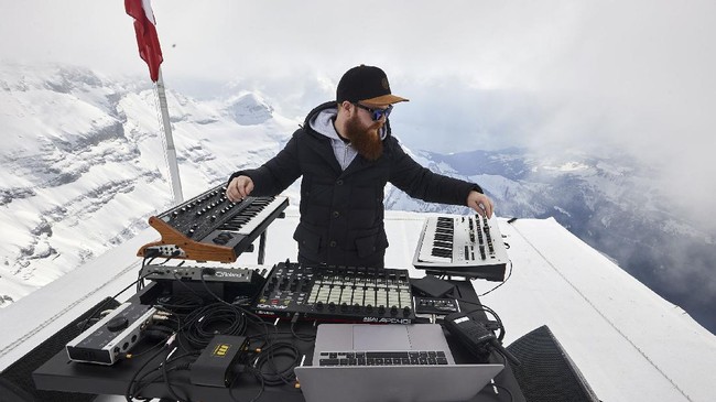 DJ Prancis Tampil Di Puncak Gunung Swiss