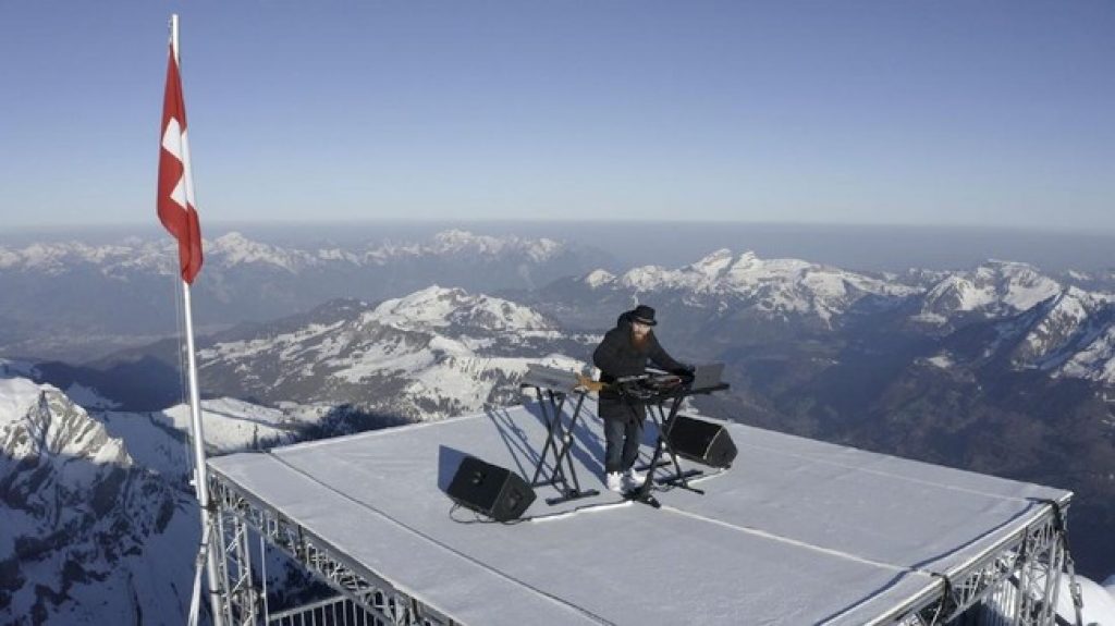 DJ Prancis Tampil Di Puncak Gunung Swiss