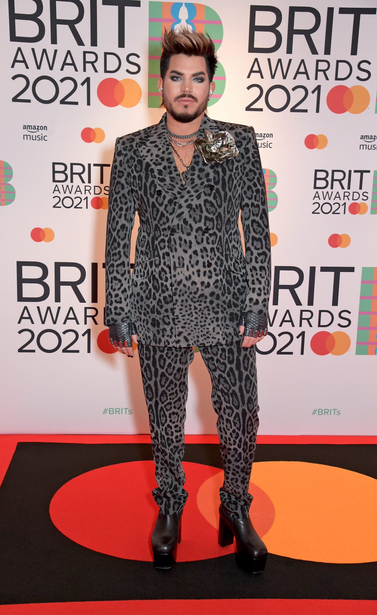 Gaya Berpakaian Terunik Di Brit Awards 2021 