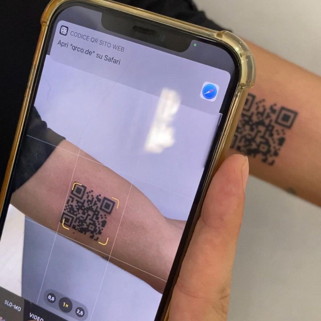 Pria Ini Nekat Tato Bergambar Barcode Vaksin Covid-19 Di Lengannya