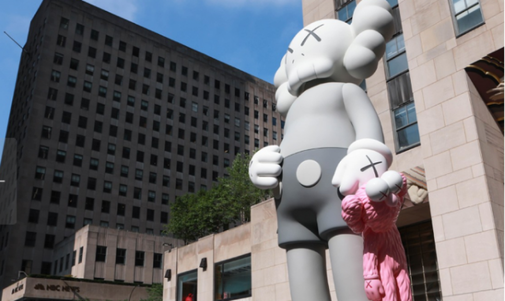 Instalasi Karakter “COMPANION” KAWS Di Depan Rockefeller Center