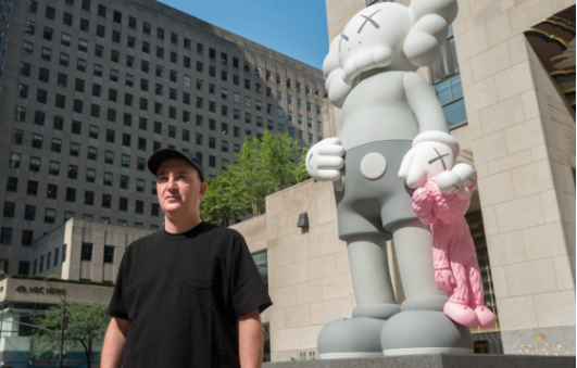 Instalasi Karakter “COMPANION” KAWS Di Depan Rockefeller Center