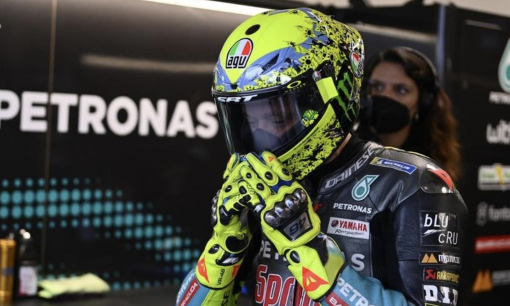 Fans Ini Dapat Helm Kenang-Kenangan Terakhir Valentino Rossi Yang Diprediksi Senilai Rp 2,4 M