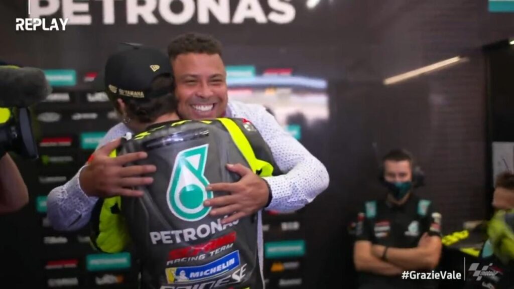 'The Last Dance' Valentino Rossi Diwarnai Haru! Dari Pelukan Ronaldo Hingga Tangisan Sang Kekasih