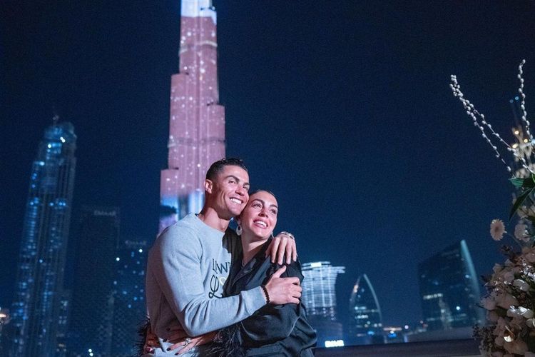 Cristiano Ronaldo Pasang Wajah Sang Kekasih Di Gedung Tertinggi Dunia