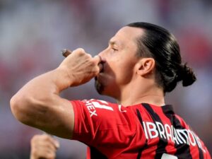 Selebrasi Hisap Cerutu Ibrahimovic di Podium Juara AC Milan