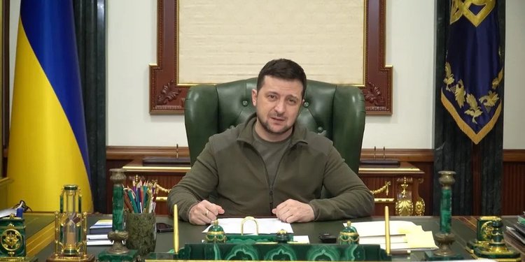 Jaket Fleece Hijau Presiden Ukraina Laku Terjual Seharga Rp 1,6 Miliar