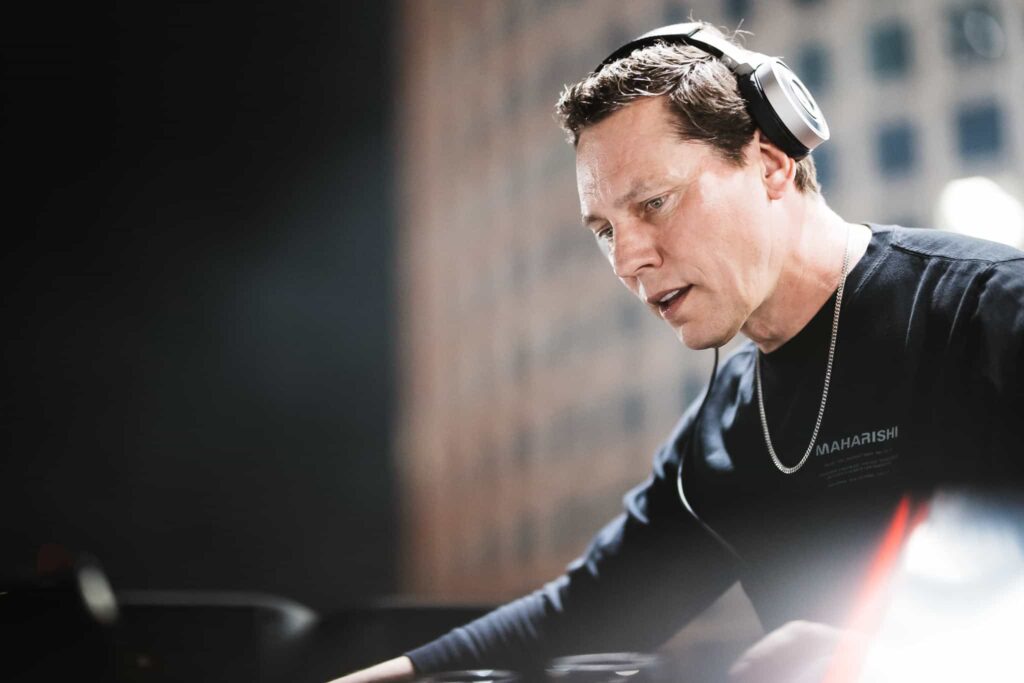 Kobarkan Musin Panas, Tiësto dan Charli XCX Luncurkan Lagu “Hot in It”