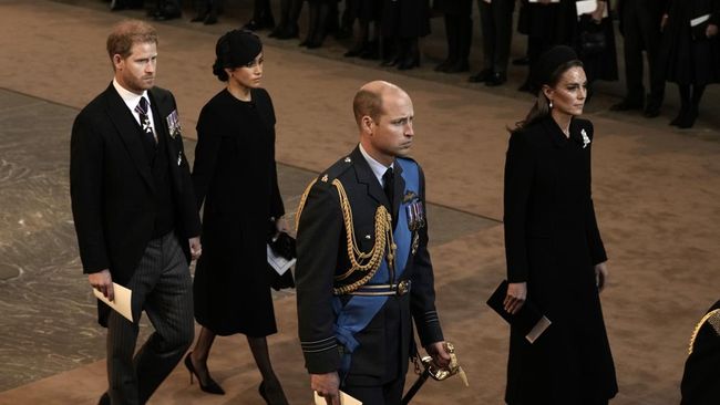 Alasan Harry dan Pangeran William Masih Canggung di Pemakaman Ratu Elizabeth II