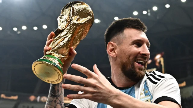 Likes Postingan Piala Dunia Lionel Messi Pecahkan Rekor! Hard Rockers, postingan Lionel Messi sambil memegang trofi usai menjuarai Piala Dunia 2022 Qatar berhasil memecahkan rekor. Unggahan tersebut berhasil memiliki likes terbanyak bagi kalangan tokoh olahraga yang melampaui sang rival Cristiano Ronaldo. Messi mengunggah sederet momen bahagia saat perayaan juara Argentina usai merengkuh trofi Piala Dunia 2022 pada Senin (19/12) dini hari WIB. Argentina juara usai menang adu penalti 4-2 (3-3) atas Prancis di Stadion Lusail. Dari pantauan Hard Rock FM hingga Selasa (20/12) pukul 12.45 WIB, jumlah likes foto Messi mencapai 54 juta lebih. Dilansir dari ESPN, jumlah likes itu menciptakan rekor tersendiri dari kalangan tokoh olahraga. Dengan jumlah likes sebanyak itu, Messi melewati jumlah likes sang rival Cristiano Ronaldo. CR7 sempat mengunggah foto saat ia tampak bermain catur dengan Messi dalam sebuah iklan jelang Piala Dunia 2022 untuk merek fesyen kenamaan Louis Vitton. Unggahan Ronaldo itu jumlah likes-nya mencapai 41.943.884 juta. "Juara Dunia!!!!!!!" tulis bahagia Messi membuka unggahan yang disertai foto-foto aksi di lapangan saat bertanding maupun ketika merayakan kemenangan hingga angkat piala. "Terima kasih banyak untuk keluarga saya, untuk semua yang mendukung saya dan untuk semua yang percaya pada kami. Kami menunjukkan sekali lagi dengan bersatu dan berjuang bersama, Argentina bisa mencapai target," sambung Messi. Kapten Argentina sekaligus pemain PSG juga menyebutkan alasan penting di balik kesuksesan Albiceleste meraih bintang ketiga setelah 1978 dan 1986. Baca Juga: Melihat Peluang Spin-Off Film Avatar di Layanan Streaming "Tim ini pantas mendapat penghargaan, karena tidak mementingkan hal individu, dan menjadi kekuatan dari semua perjuangan untuk mewujudkan impian semua masyarakat Argentina. Kami berhasil," tutur Messi. Penulis: Fadia Syah Putranto