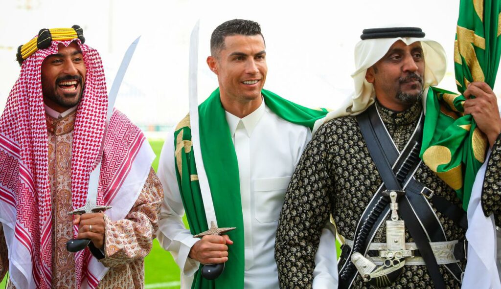 Peringati Hari Pendirian Saudi, Cristiano Ronaldo Pakai Gamis dan Bawa Pedang