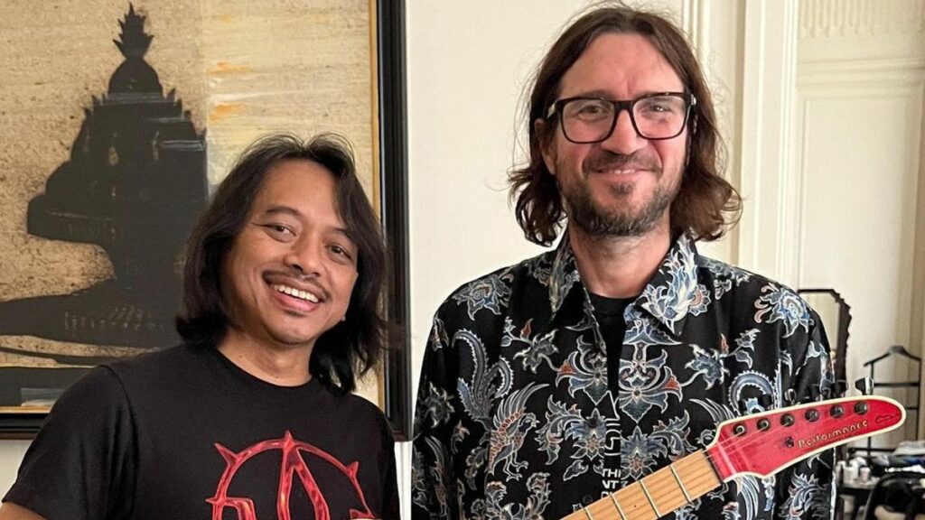 Gitaris RHCP Minta Oleh-oleh Batik ke Dewa Budjana