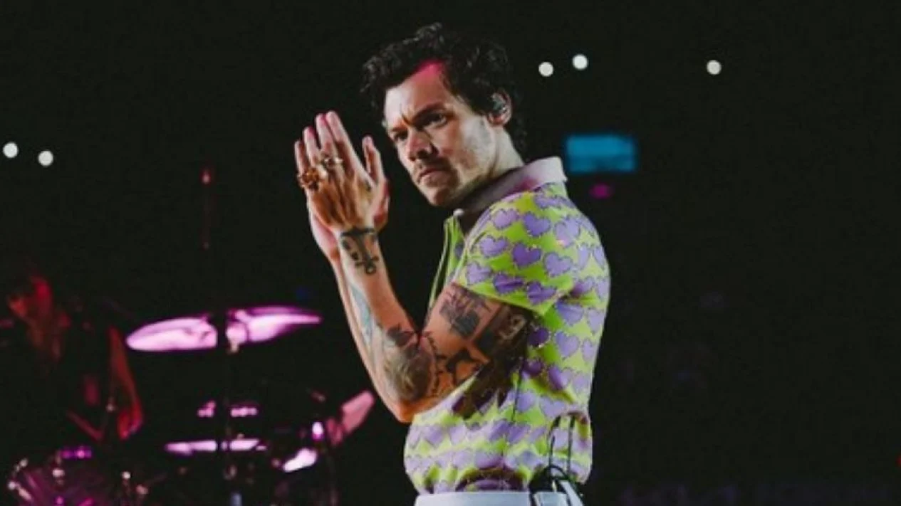 Harry Styles Ikut Tradisi Minum dari Sepatu Ditengah Konser 