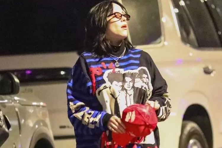 Bangga! Billie Eilish Gunakan Sweater Buatan Remaja Bandung