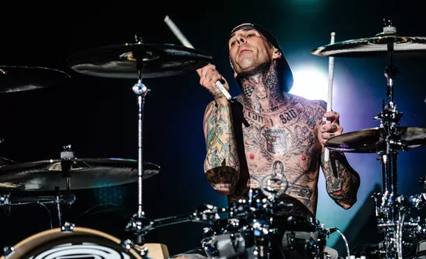 Jari Tangan Travis Barker Robek, Konser Blink 182 Ditunda