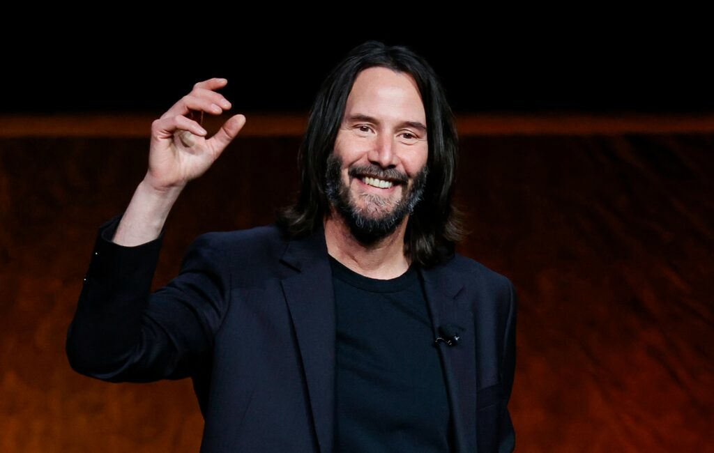 Keanu Reeves Ungkap Rasanya Beradegan Seks dengan Istri Sutradara