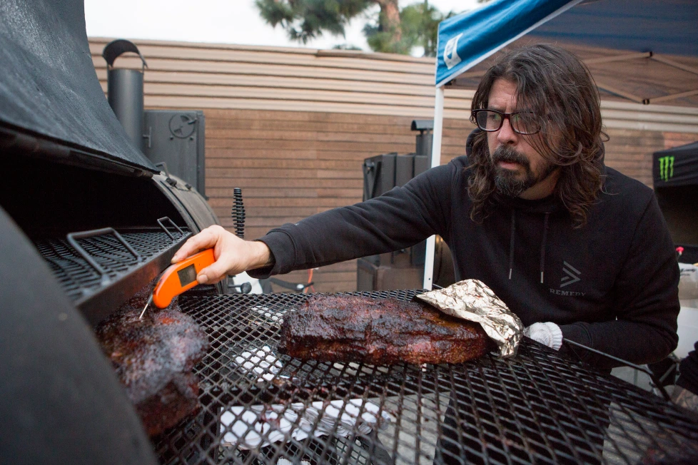 Dave Grohl Masak Hingga 18 Jam untuk Bantu Ratusan Tunawisma di LA