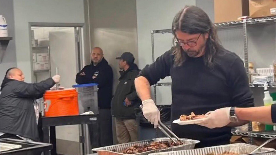 Dave Grohl Masak Hingga 18 Jam untuk Bantu Ratusan Tunawisma di LA