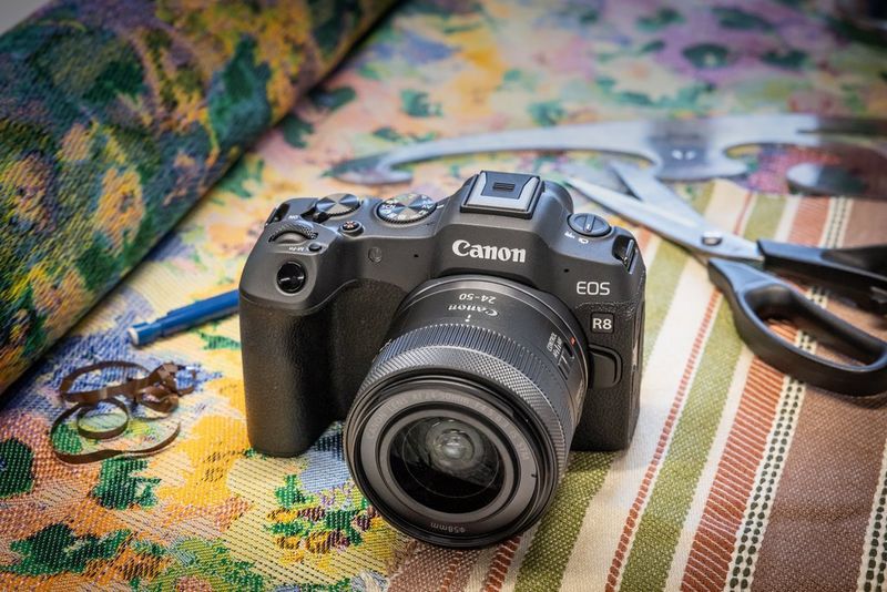 Canon Rilis EOS R8 dengan Bentuk Ringkas