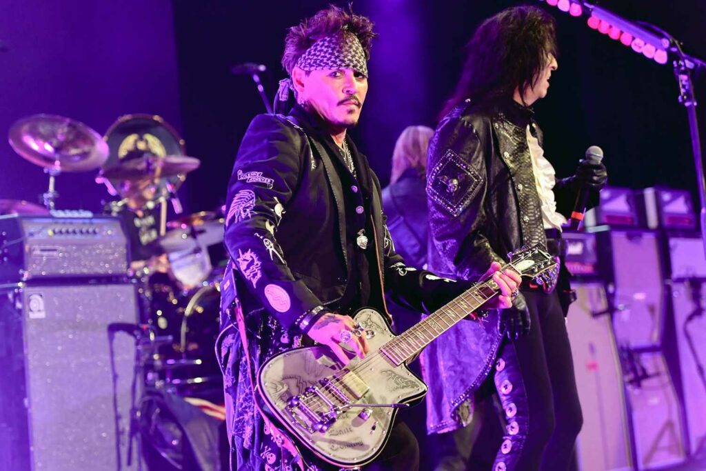 Cedera Johnny Depp Terpaksa Tunda Konser Hollywood Vampires