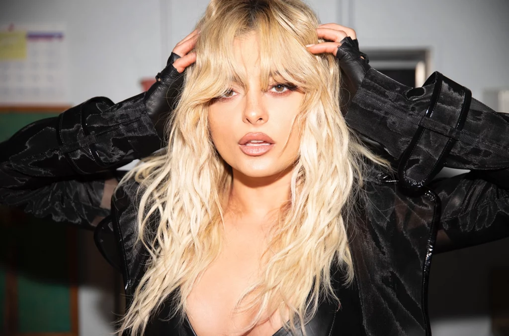 Bebe Rexha Dilempar HP Sama Penonton, Kok Bisa?