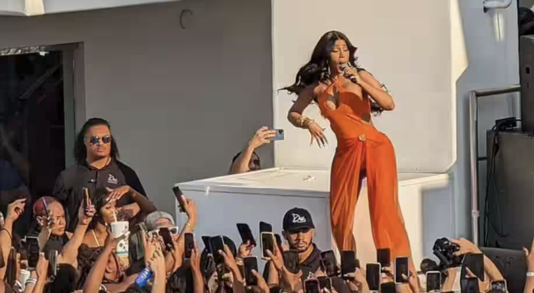 Cardi B Disiram Air oleh Penonton Saat Lagi Konser