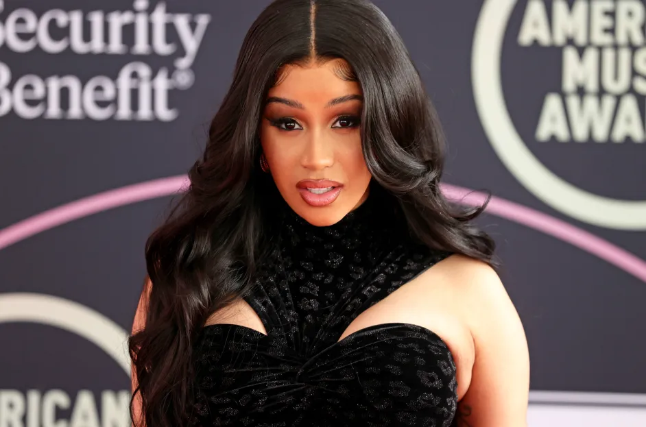 Cardi B Disiram Air oleh Penonton Saat Lagi Konser