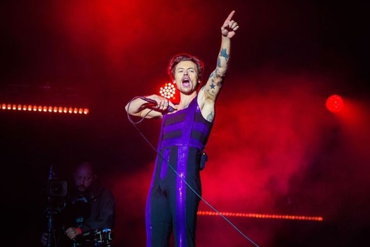 Lagi, Harry Jadi Korban Pelemparan Barang oleh Penonton Saat Konser