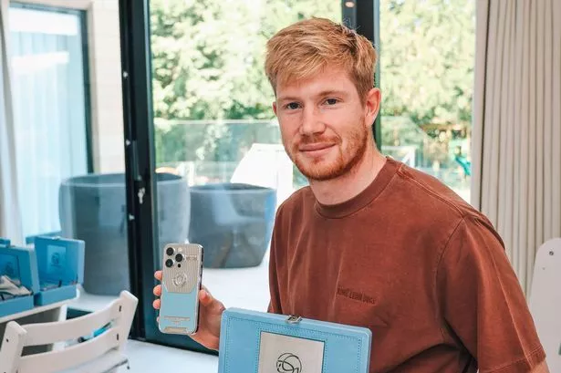 Raih Treble, Kevin De Bruyne Bagi-bagi iPhone ke 26 Rekannya di Man City