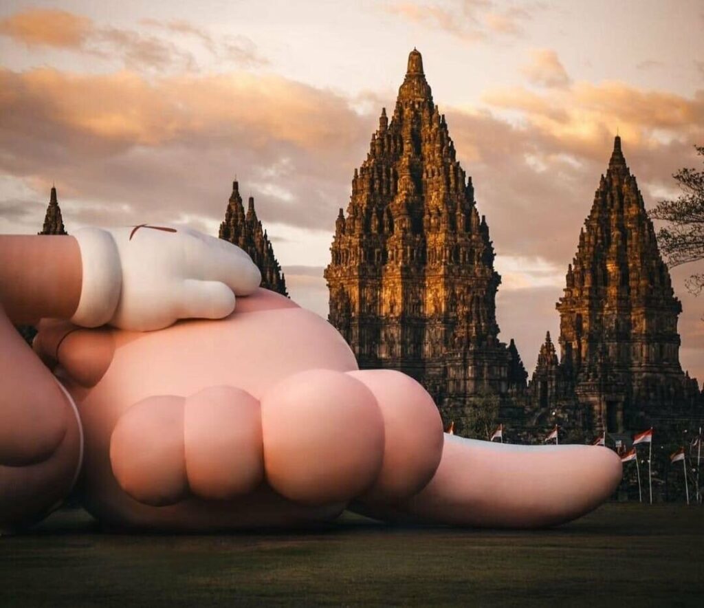 KAWS: HOLIDAY Akhirnya Berdampingan Sama Candi Prambanan!